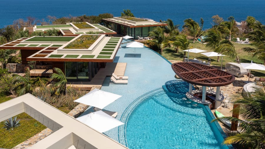 Hòn đảo thứ hai được tỷ phú Anh mua với giá 12,5 triệu USD vào năm 2007. Nó có các biệt thự sang trọng, những con đường mòn tự nhiên và một khu vườn hữu cơ. Ảnh: CNN