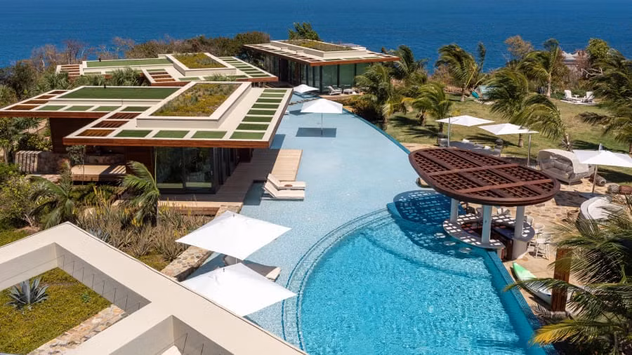 Hòn đảo thứ hai được tỷ phú Anh mua với giá 12,5 triệu USD vào năm 2007. Nó có các biệt thự sang trọng, những con đường mòn tự nhiên và một khu vườn hữu cơ. Ảnh: CNN