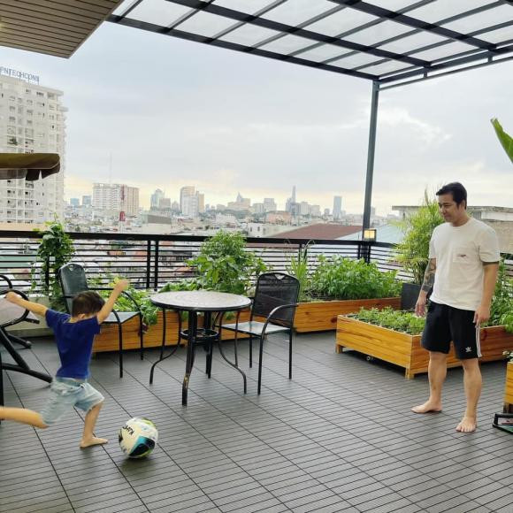 Nam ca sĩ cũng cùng con tập thể dục trên sân thượng. Nguồn ảnh: FBNV