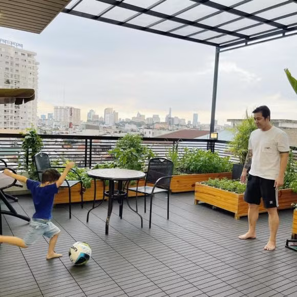 Nam ca sĩ cũng cùng con tập thể dục trên sân thượng. Nguồn ảnh: FBNV