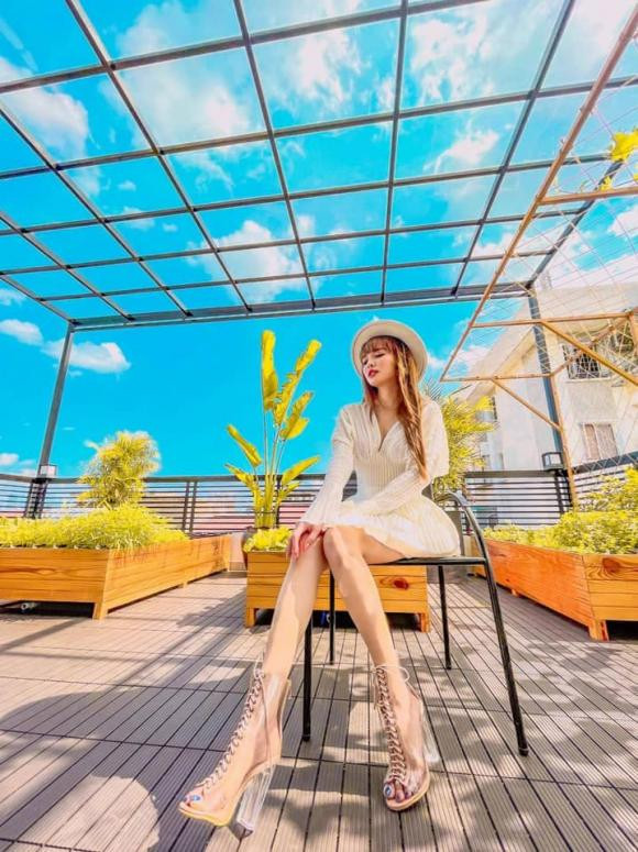 Ngoài rau sạch, Lê Hoàng (The Men) còn thiết kế một bộ bàn ghế để hai vợ chồng có thể ngắm cảnh, thư giãn.