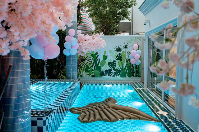 Trong nhà có bể bơi riêng rộng lớn.