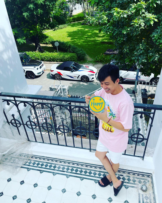 Ban công nhìn ra view cửa chính cực kỳ đẹp mắt.