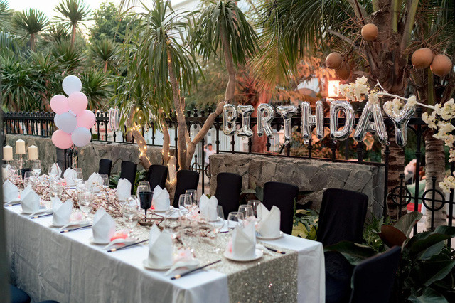 Khuôn viên biệt thự rộng rãi, thoải mái tổ chức bữa tiệc đông người.