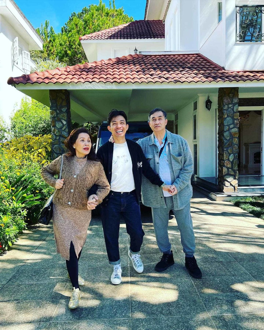 Tung song nha dot nat, biet thu cua Minh Nhua gio hoanh trang co nao?