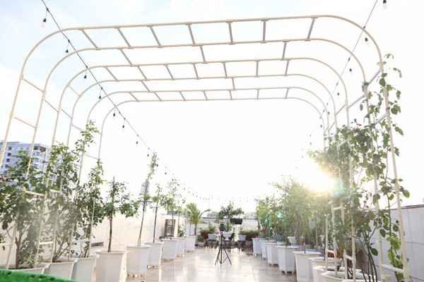  Phan Hiển còn tạo vòm dành chỗ cây hoa đua nở.