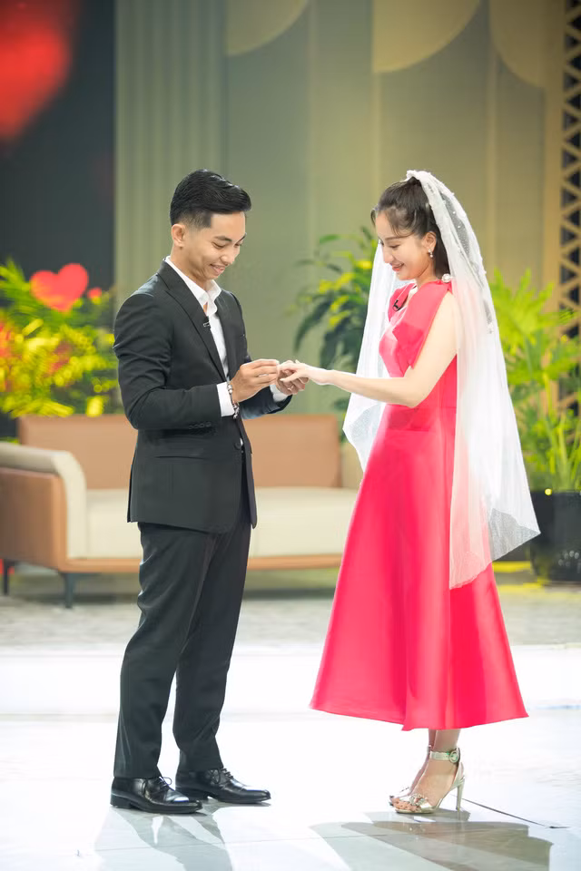 Với lời cầu hôn của Phan Hiển, Khánh Thi xúc động không thể giấu được những giọt nước mắt hạnh phúc. Cặp đôi đã cùng gắn bó với dancesport, cùng trải qua thăng trầm với tình yêu. Ảnh: VTV