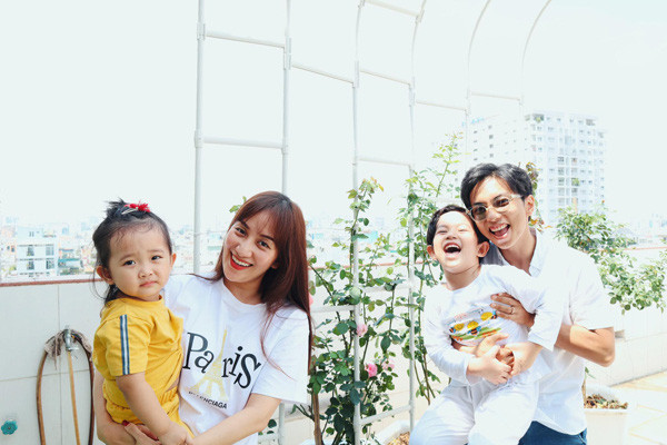 Dù chưa tổ chức hôn lễ nhưng Khánh Thi - Phan Hiển đang rất hạnh phúc trong ngôi nhà tràn ngập cây xanh. Ảnh: FBNV