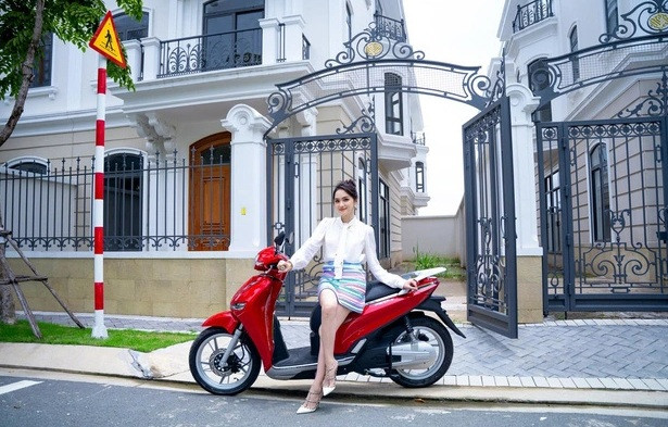 Cuối năm ngoái, Hoa hậu Hương Giang đã chuyển về căn biệt thự ở thành phố Thử Đức (TP HCM). Dù không tiết lộ con số chính xác nhưng nhìn vào vẻ bề thế, rộng rãi và đồ nội thất, nhiều người đoán căn biệt thự phải có giá hàng triệu đô. Ảnh: FBNV