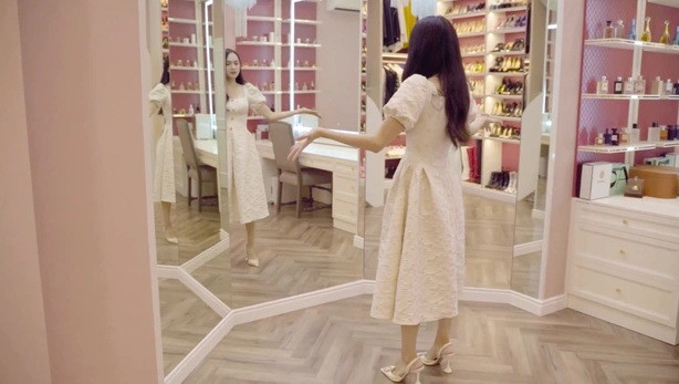 Phòng trang điểm có khoảng gương rộng, tạo mọi góc nhìn. Ảnh chụp màn hình