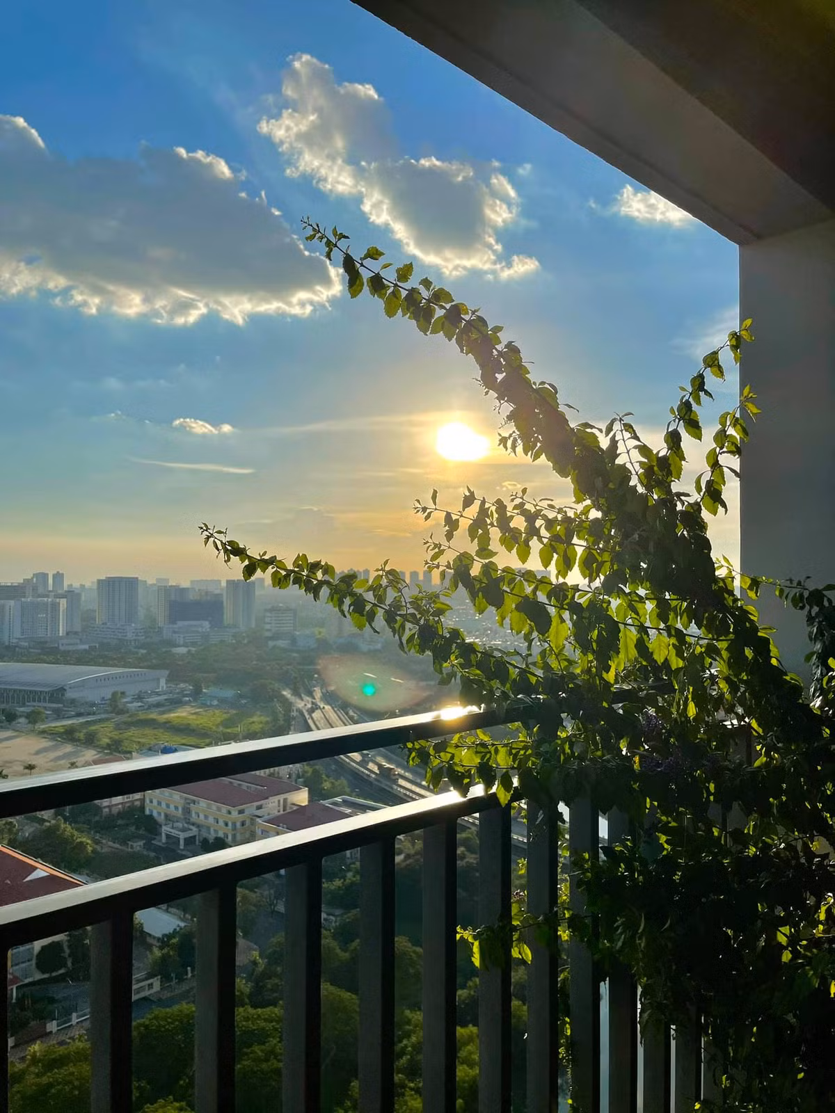 Căn hộ của Kỳ Duyên có ban công rộng với tầm nhìn thoáng. Ành: FBNV