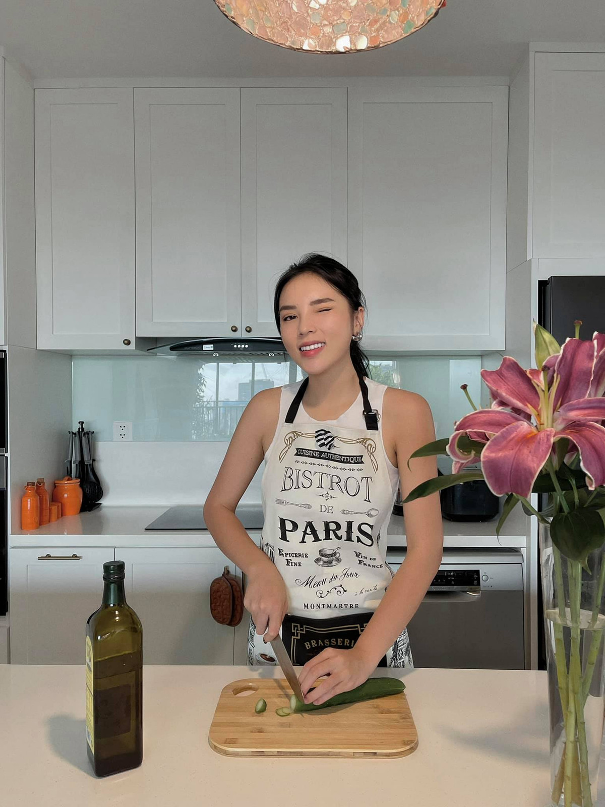 Bếp là nơi Kỳ Duyên tự tay nấu những món ăn ngon khi cô ở nhà tránh dịch. Ảnh: FBNV