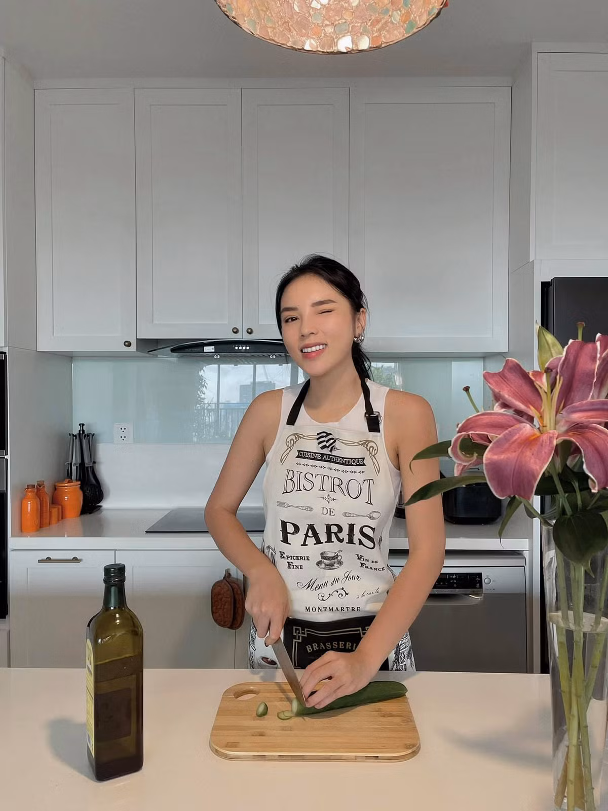 Bếp là nơi Kỳ Duyên tự tay nấu những món ăn ngon khi cô ở nhà tránh dịch. Ảnh: FBNV