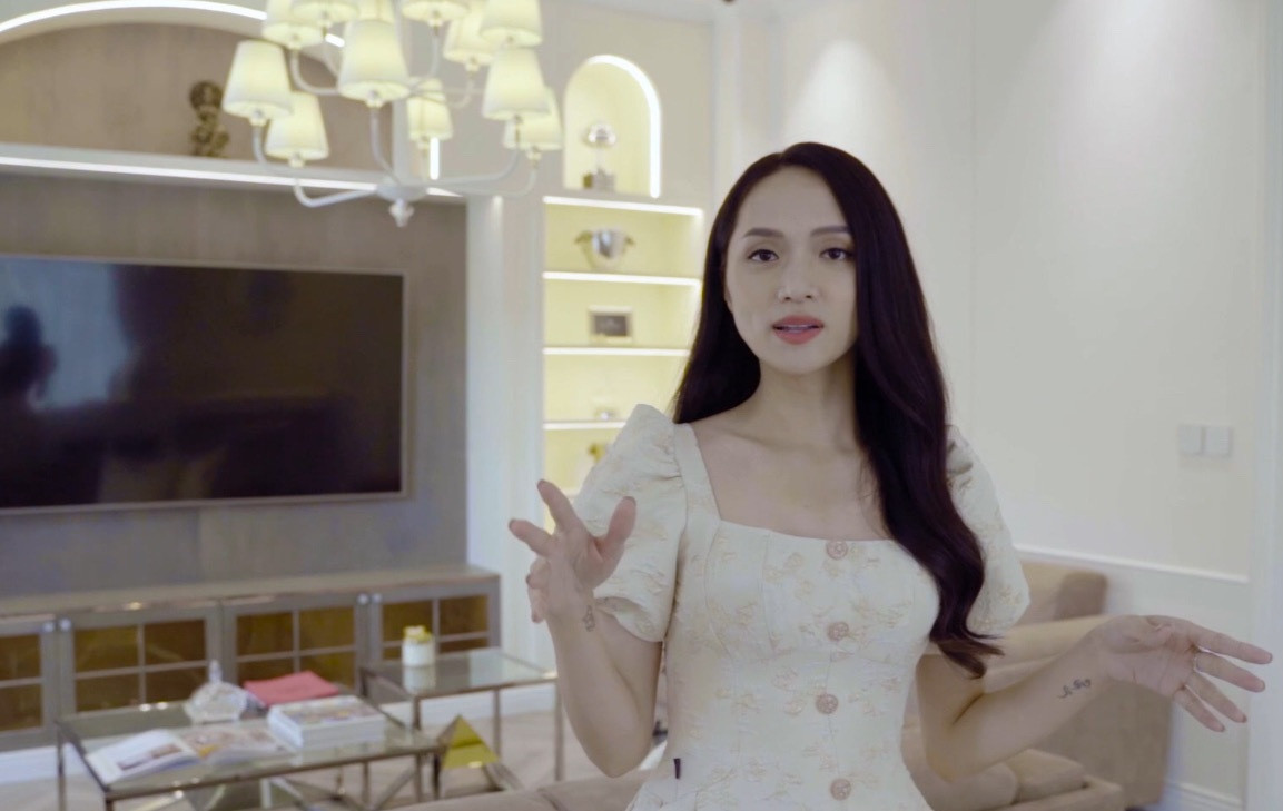 Tại phòng khách, Hương Giang chọn thiết kế theo phong cách tân cổ điển, tối giản mọi thứ. Ảnh chụp màn hình