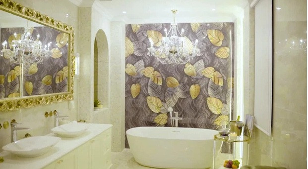 Phòng tắm xa hoa với bức tường được chạm khắc lấp lánh. Ảnh chụp màn hình