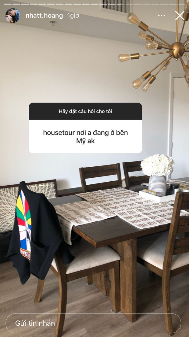 Các vật dụng trong nhà từ phòng khách, bàn ăn, đèn đóm, phụ kiện decor... tất cả đều rất sang trọng. Ảnh: Instagram