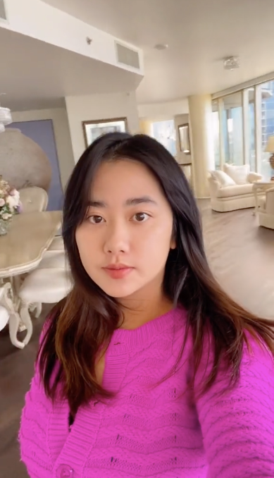 Căn nhà có tông trắng chủ đạo. Nội thất sang trọng theo phong cách châu Âu. Ảnh chụp màn hình