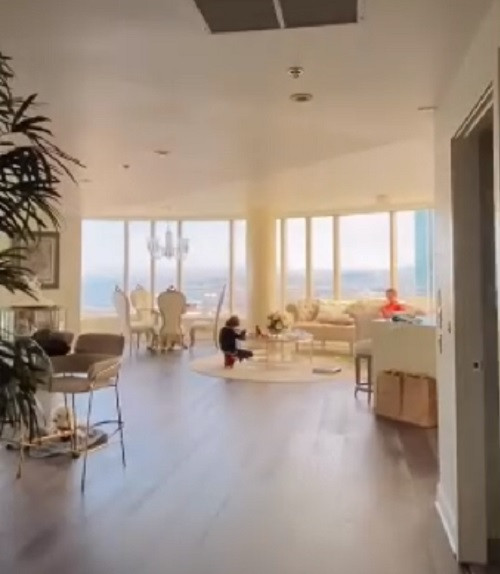 Bảo Linh - rich kid Việt đang sinh sống tại Mỹ cũng khiến cộng đồng mạng không khỏi "mồm chữ A, mắt chữ O" vì độ giàu có khi đăng tải clip video giới thiệu căn nhà ở San Francisco. Ảnh chụp màn hình