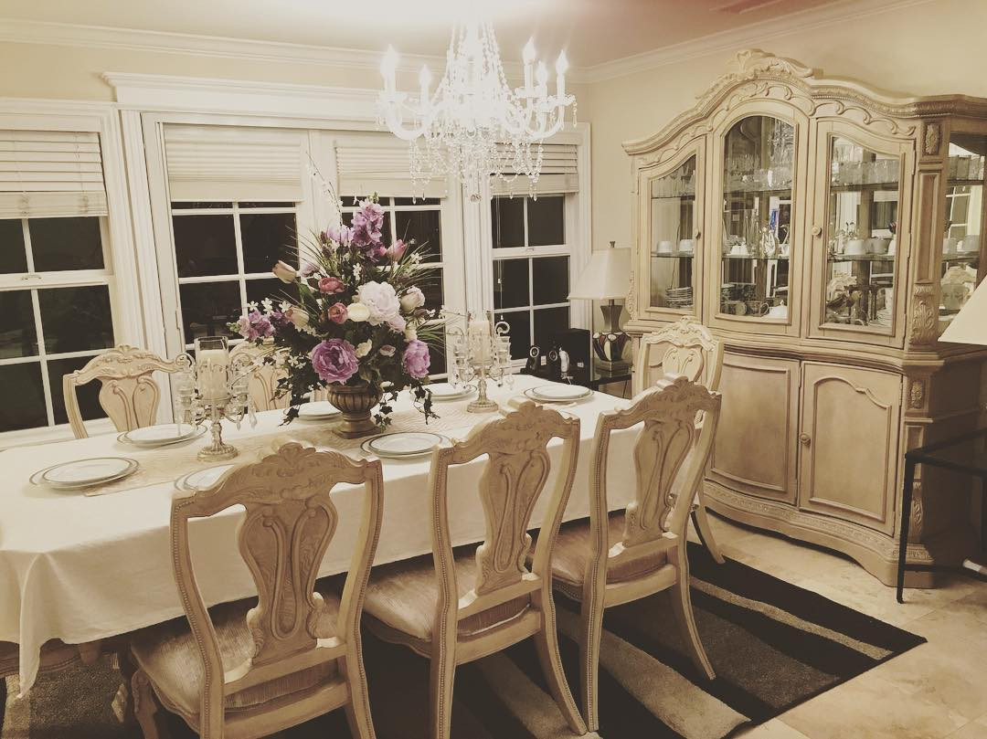 Khu vực bàn ăn sang trọng, hiện đại. Ảnh: FBNV