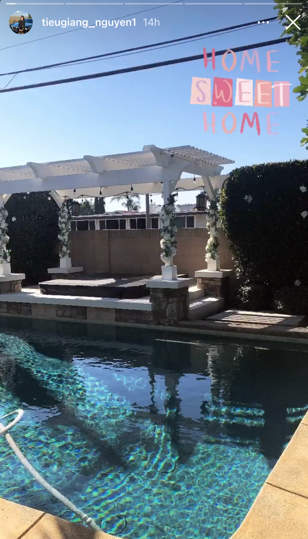 Đáng chú ý nhất là khu vực bể bơi với chỗ tắm nắng nhìn không thua kém gì resort 5 sao. Ảnh: Instagram