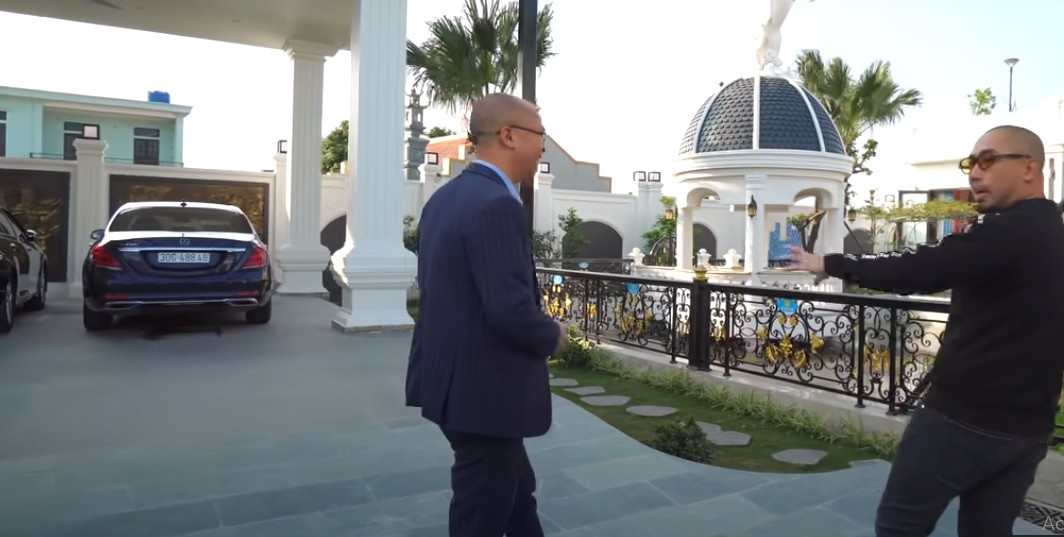 Nhà có khoảng sân rộng để tiện đi ô tô vào gara, cũng tiện cho những ngày giỗ chạp, tụ tập đông đủ con cháu.