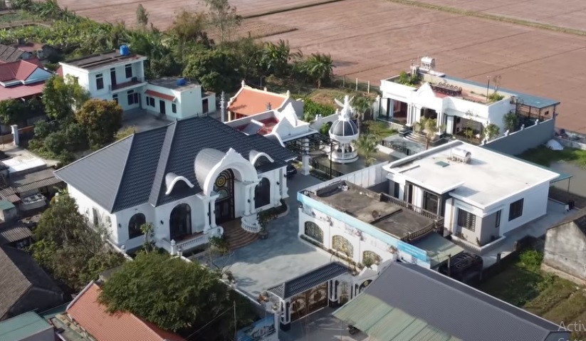 Trên mảnh đất rộng 1.500m2, anh xây dựng nhà lớn dành cho bà nội và bố mẹ; nhà phụ 3 gian dành cho gia đình nhỏ; khu giải trí, thư giãn và ao cá, vườn rau trên sân thượng.