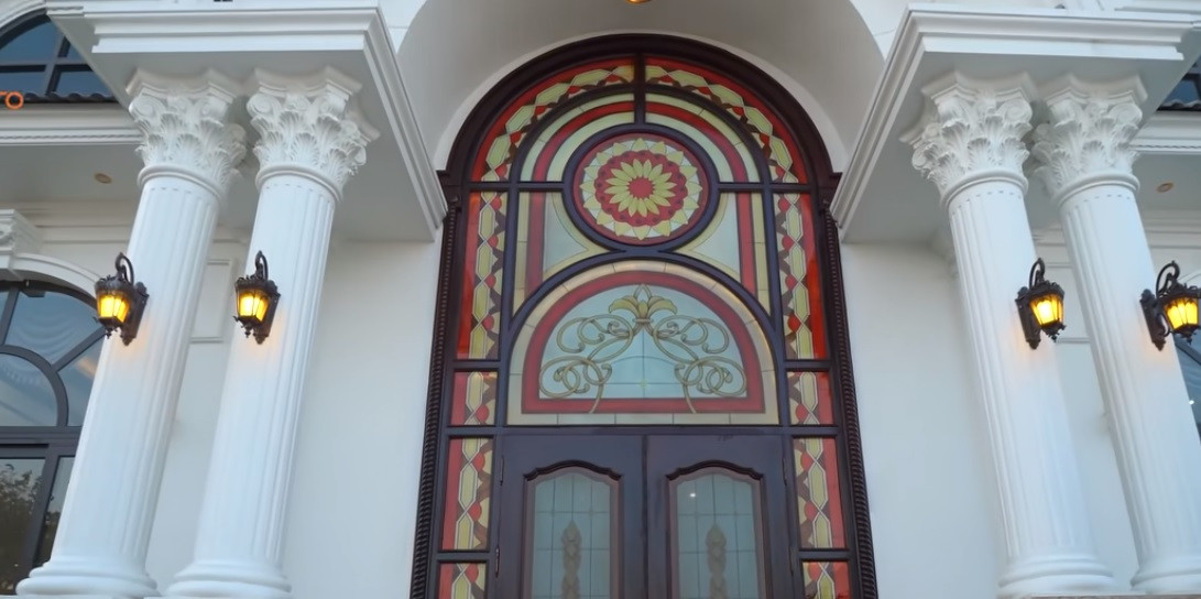 Công trình chính 300m2 gồm 4 phòng ngủ, thiết kế theo phong cách tân cổ điển.