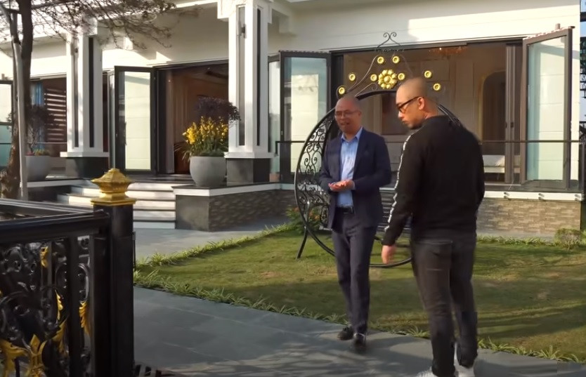 Phần sân lát đá xanh rêu Thanh Hóa.