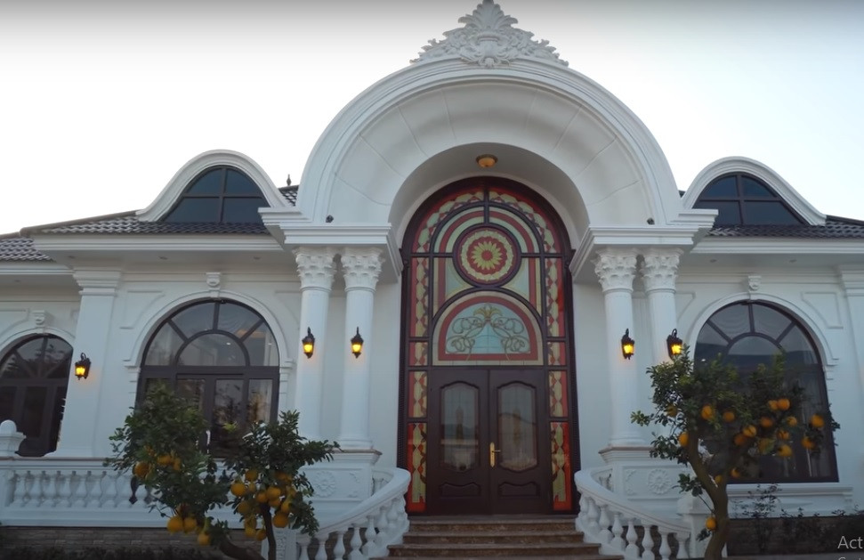 Điểm nhấn đặc biệt là hệ vòm từ vòm mái đến vòm cửa sổ, cửa đi...