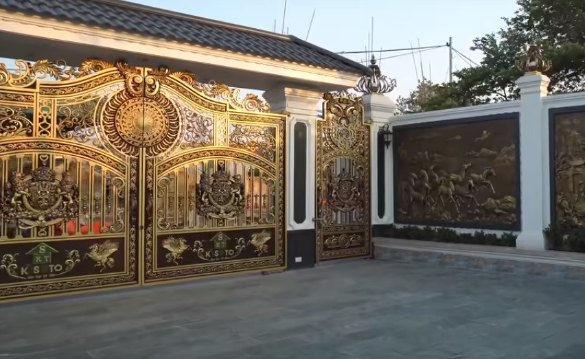 Cổng vào của biệt thự được làm từ nhôm đúc nguyên khối.