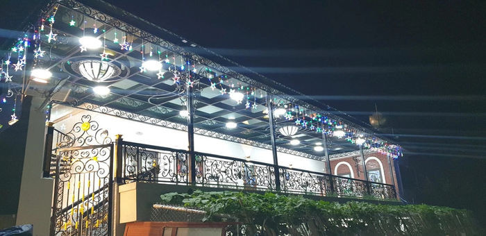 Căn biệt thự cũng được trang trí đèn LED để buổi tối trở nên lung linh huyền ảo như lâu đài cổ tích. Nguồn ảnh: chụp màn hình NhaTo