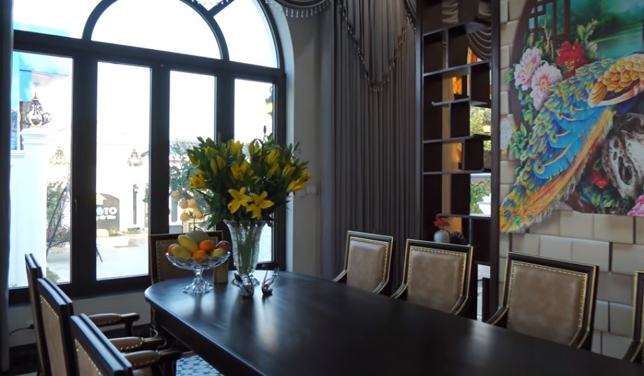 Bộ bàn ăn bằng gỗ gõ đỏ bọc da cao cấp đủ chỗ cho 12 người.