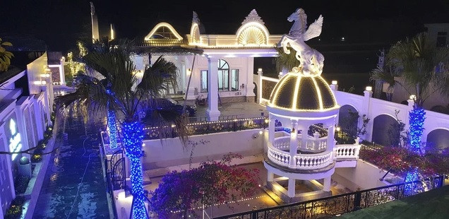 Công trình được xây theo phong cách biệt thự nhà vườn, kết hợp các phong cách để phù hợp với các thành viên trong gia đình. Căn nhà được vợ anh ví như resort thu nhỏ, chủ yếu để dành cho gia đình nghỉ dưỡng những dịp cuối tuần.