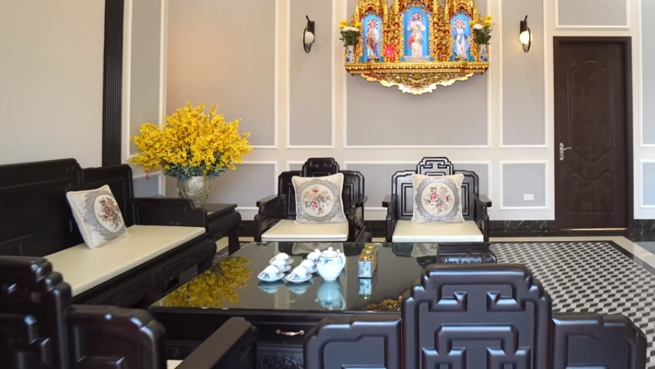 Phòng khách rộng 40m2, nội thất mang phong cách Indochine.