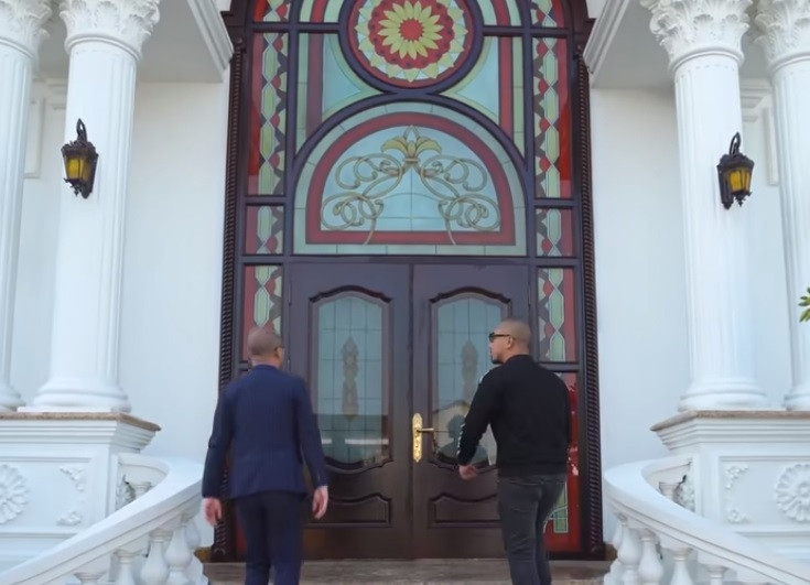 Cửa nhà có chiều cao 6m, trần 4,5m, trông cảm giác như 2 tầng, nhưng thật ra chi có 1 tầng.