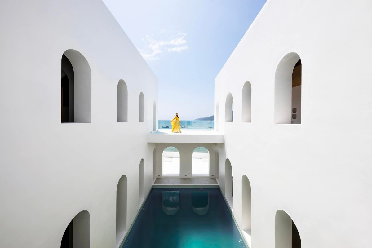 Nhìn từ ngoài vào, biệt thự của Phan Như Thảo trông như một lâu đài cực xa hoa và bề thế.