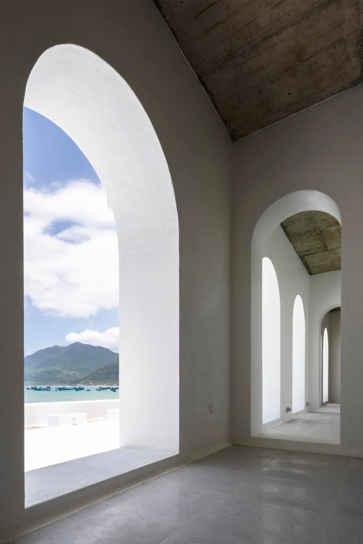 Bên trong biệt thự được xây dựng theo hướng kiến trúc cổ điển với điểm nhấn là những ô cửa hình mái vòm.