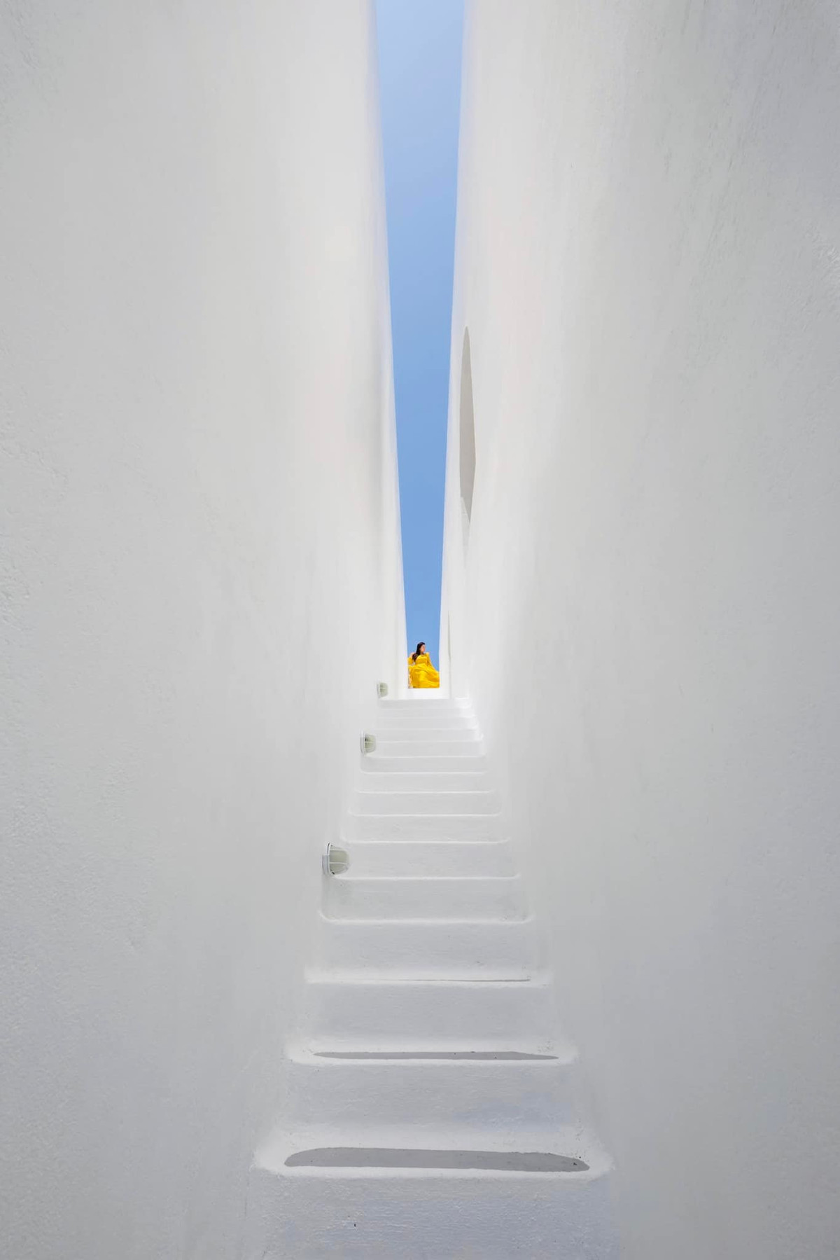 Các bậc thang được thiết kế theo phong cách Châu Âu vừa hiện đại lại vừa hoài cổ.