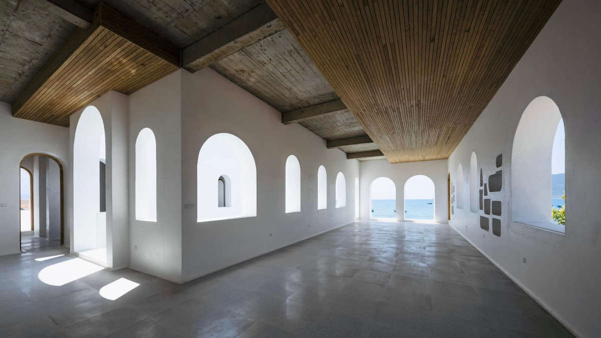 Cửa sổ vòm được mở khắp nơi để tận hưởng tối đa vẻ đẹp thiên nhiên.