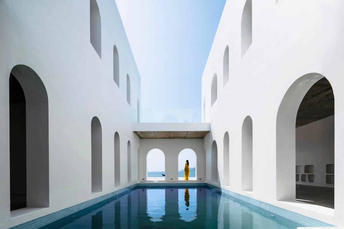 Biệt thự có hẳn hồ bơi bên trong để chủ nhân có thể thoải mái thư giãn cùng tầm nhìn hướng ra biển.