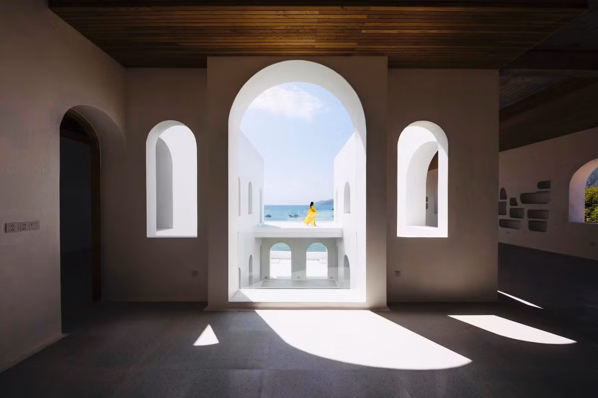 Tuy nhiên, vợ và con gái anh muốn có bể bơi, phòng tập riêng... nên bản vẽ được thay đổi gấp tám lần diện tích dự kiến.