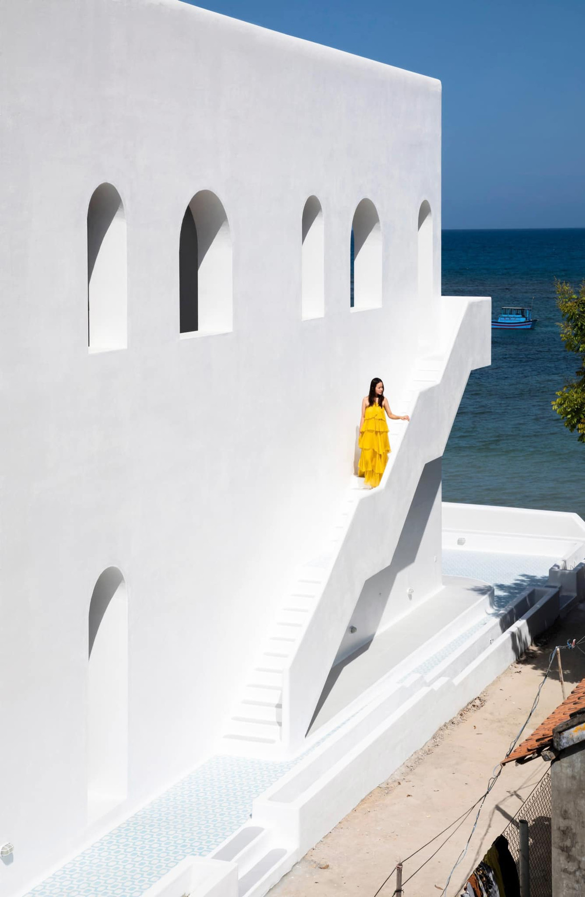 Toàn bộ công trình được phủ tông trắng sang trọng và nổi bật.