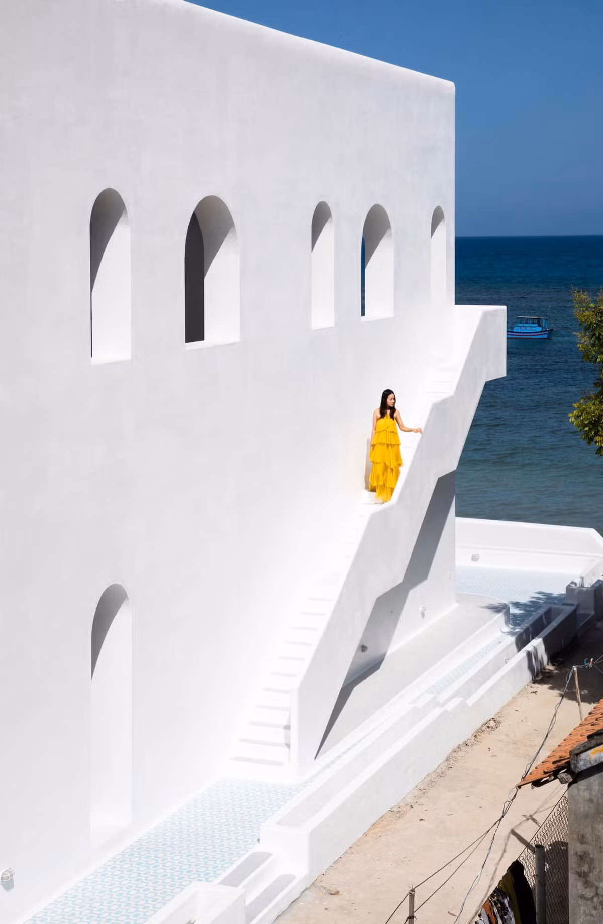 Toàn bộ công trình được phủ tông trắng sang trọng và nổi bật.