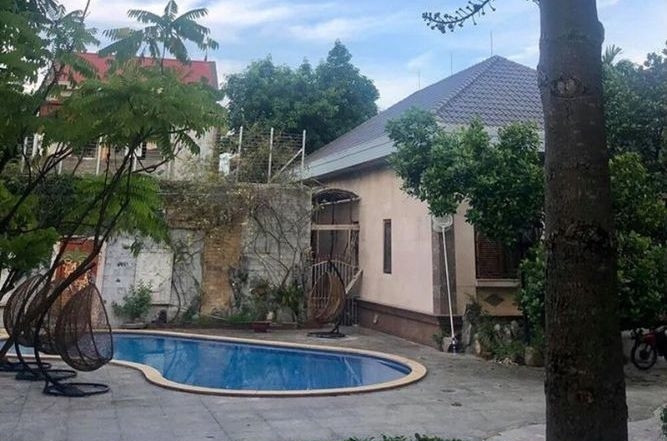 Bên ngoài biệt thự là khuôn viên sân vườn và bể bơi thoáng đãng. Ảnh: FBNV
