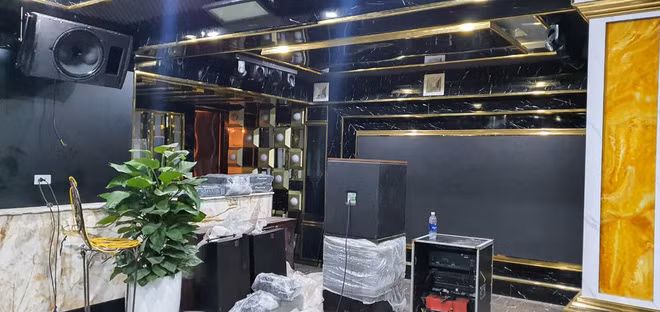 Căn biệt thự của Việt Anh có không gian giải trí sang trọng với phòng hát karaoke và phòng chứa rượu được thiết kế nội thất toàn bộ bằng gỗ. Ảnh: FBNV