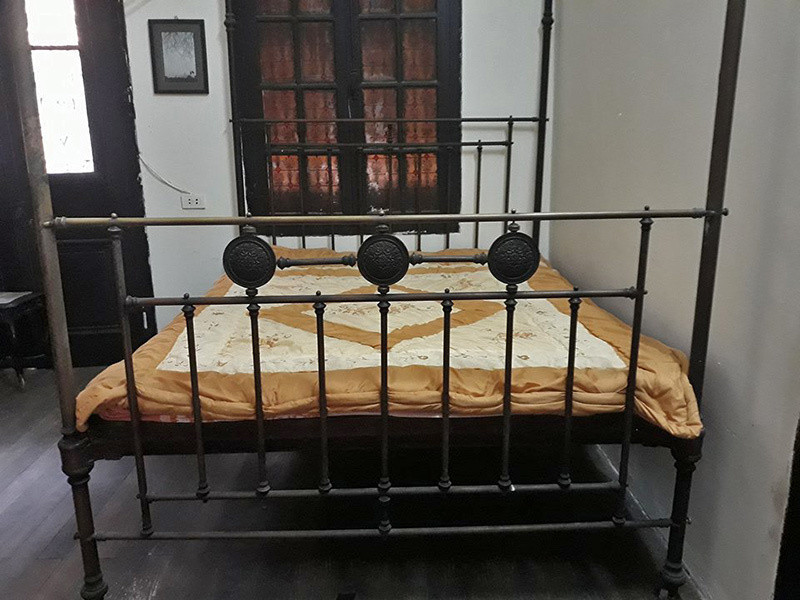 Bên trong phòng ngủ còn được bố trí thêm chiếc giường bằng đồng đặt mua từ Hong Kong. Ảnh: Vietnamnet
