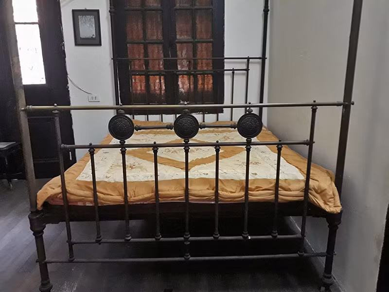 Bên trong phòng ngủ còn được bố trí thêm chiếc giường bằng đồng đặt mua từ Hong Kong. Ảnh: Vietnamnet