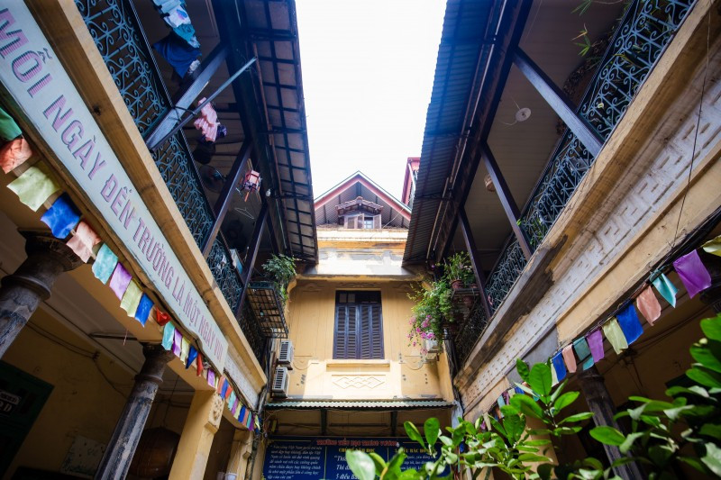 Căn biệt thự xây theo lối kiến trúc hình chữ nhật, các phòng đều thông nhau, ở giữa là giếng trời lấy ánh sáng cho mọi căn phòng. Ảnh: Lao động thủ đô