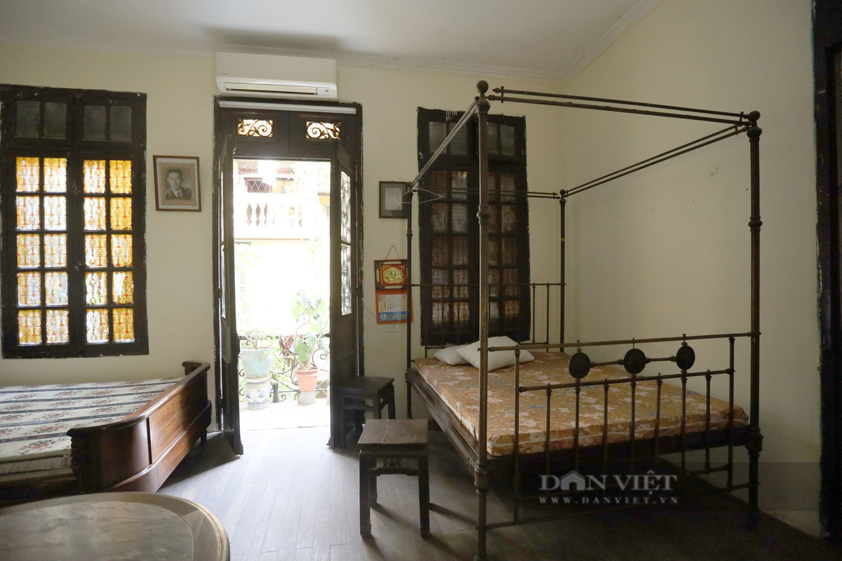 Nội thất trong từng căn phòng đều được nhập khẩu từ châu Âu hoặc Hong Kong, làm từ gỗ quý, hầu hết là gỗ lim. Ảnh: Dân Việt