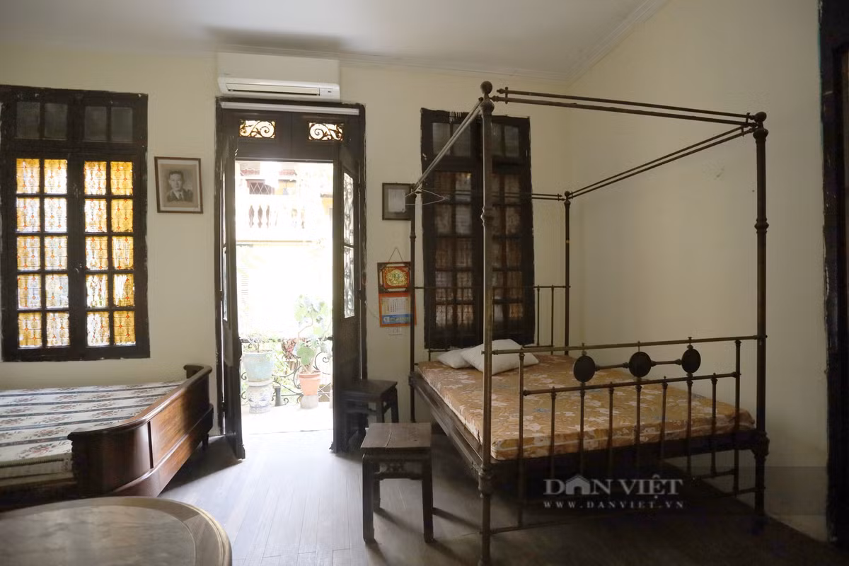 Nội thất trong từng căn phòng đều được nhập khẩu từ châu Âu hoặc Hong Kong, làm từ gỗ quý, hầu hết là gỗ lim. Ảnh: Dân Việt